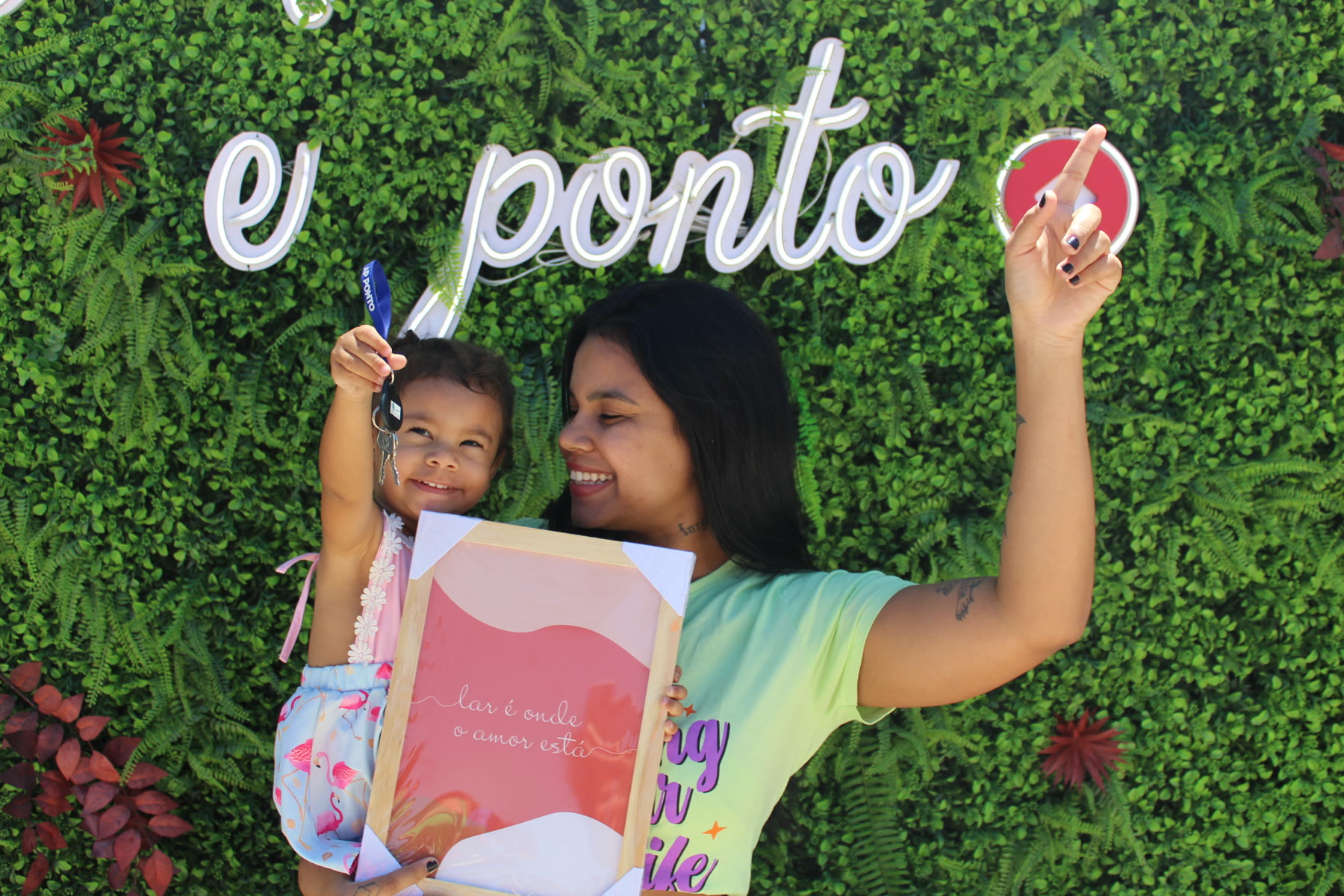 Mãe e filha comemoram juntas o recebimento das chaves